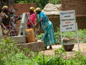 Zbiórka makulatury na budowę kolejnej studni w Czadzie